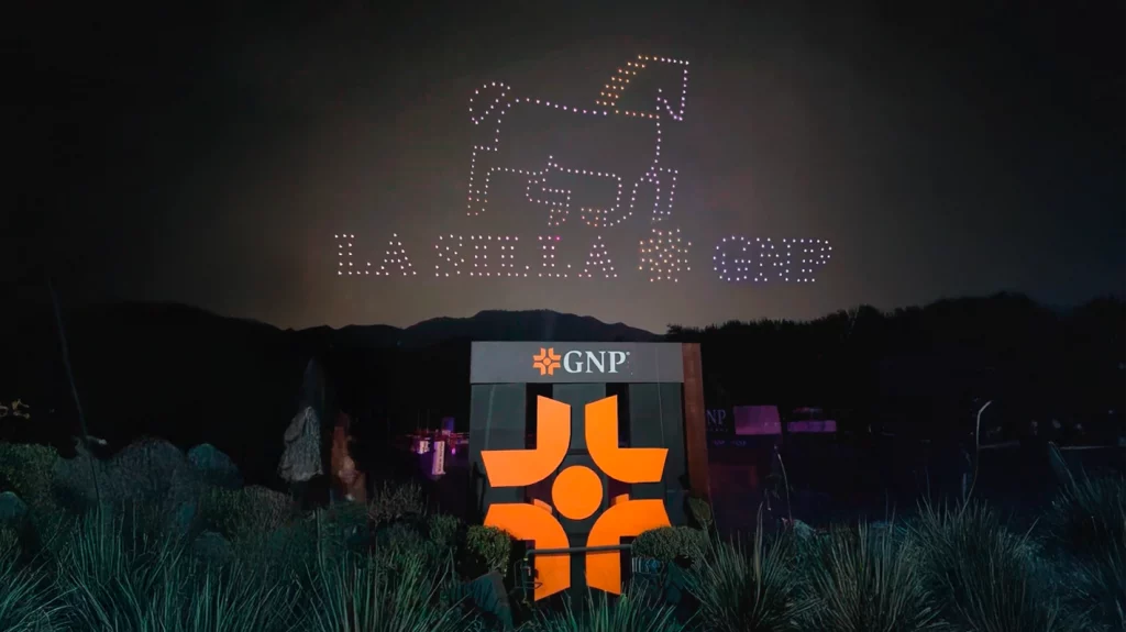 Durante el prestigioso torneo hípico La Silla en Monterrey, 200 drones ofrecieron un show de drones ecuestre, proyectando figuras icónicas del mundo de la equitación.