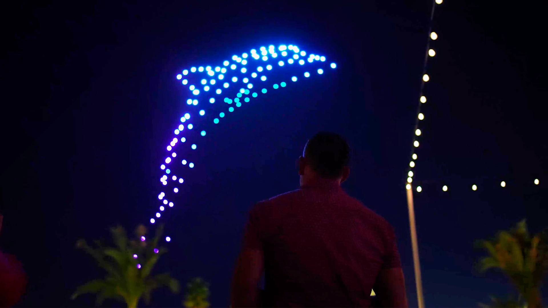 Gente disfrutando de un espectáculo de drones en Puerto Vallarta