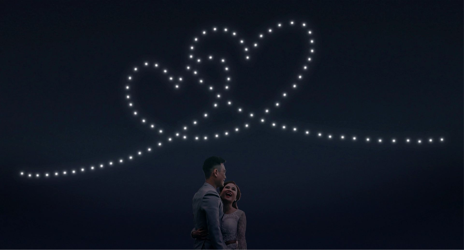Espectáculo de drones en bodas haciendo formas en el cielo para una boda