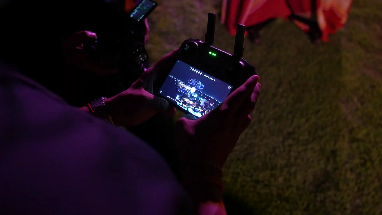 Persona monitoreando el show de drones