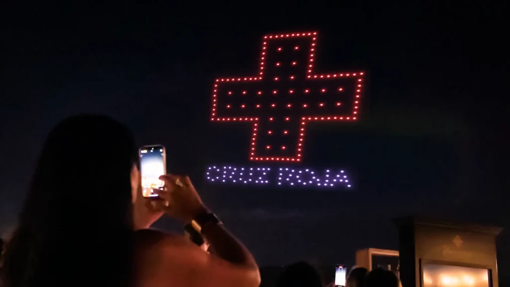 logo de la cruz roja con drones de luz