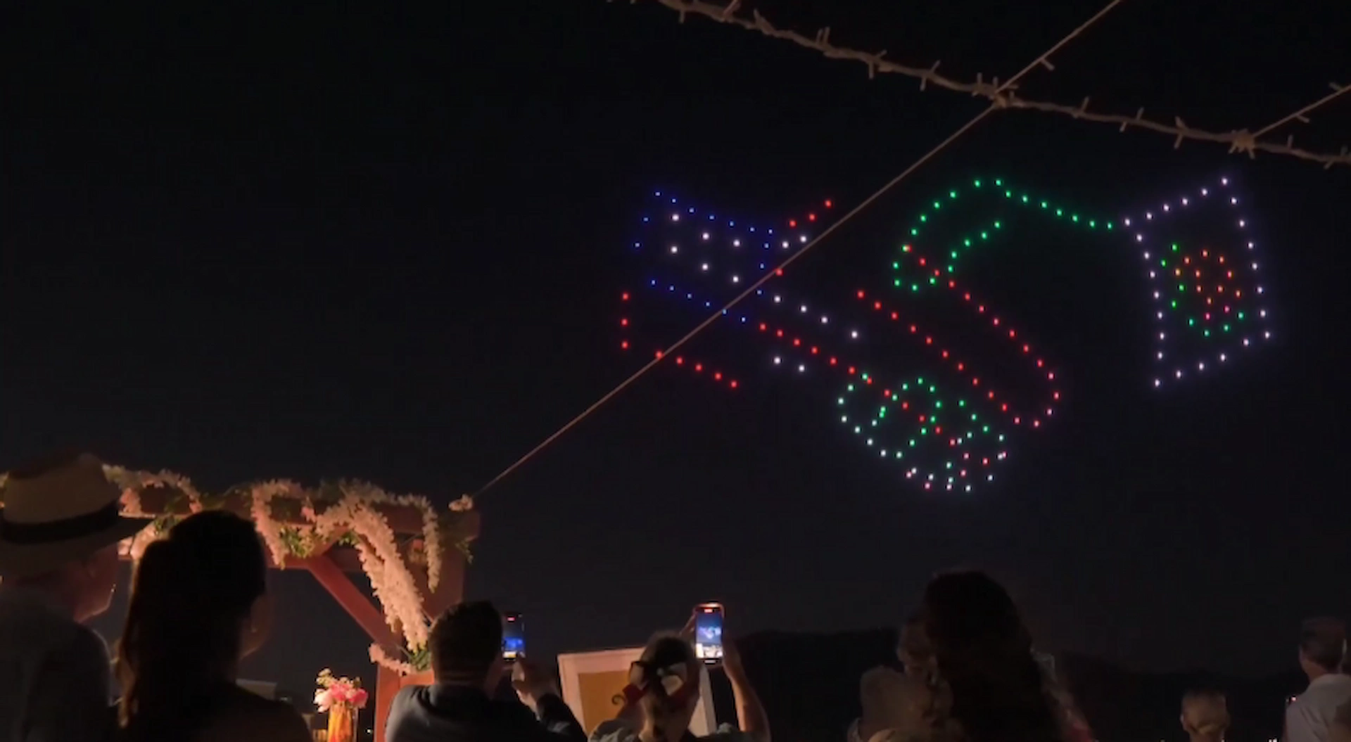 drones haciendo show para la cruz roja