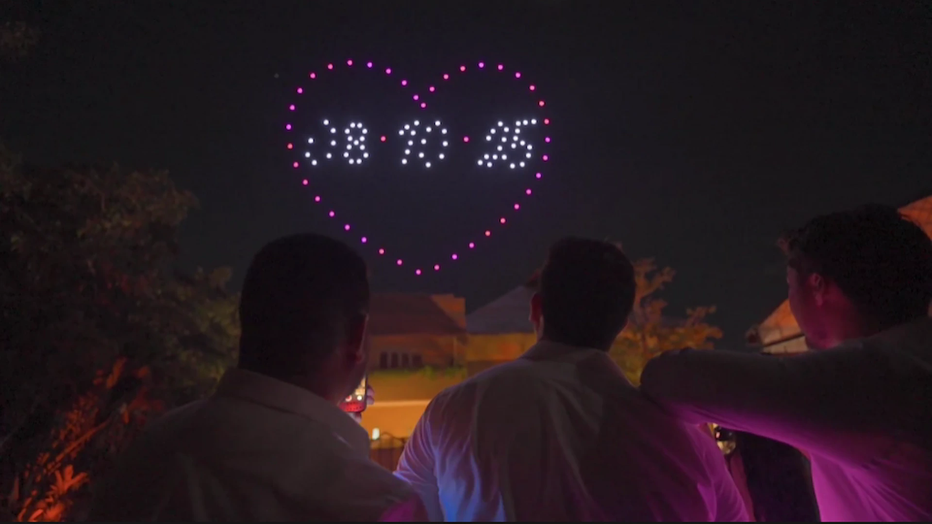 gente viendo el show de drones en el cielo