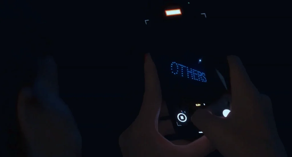 persona grabando el show de drones desde su telefono