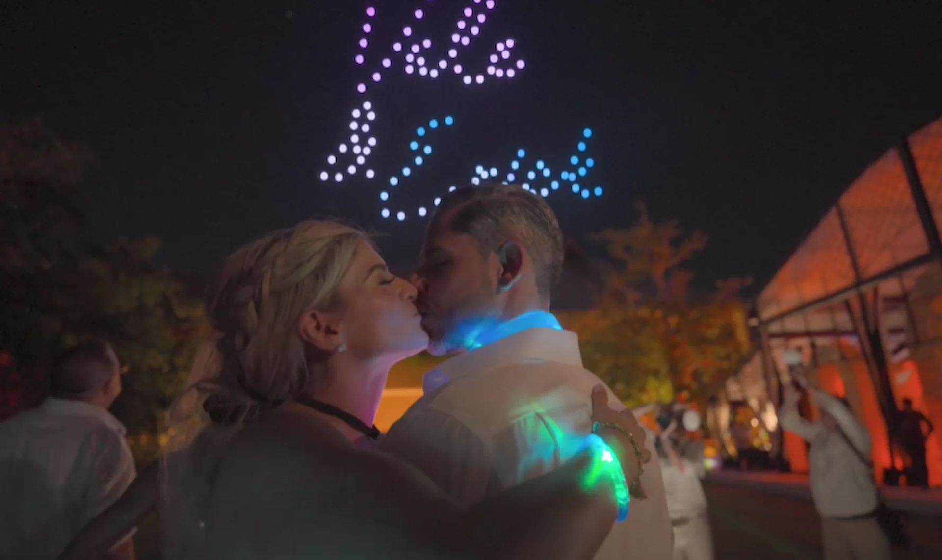 novios con un show de drones de fondo
