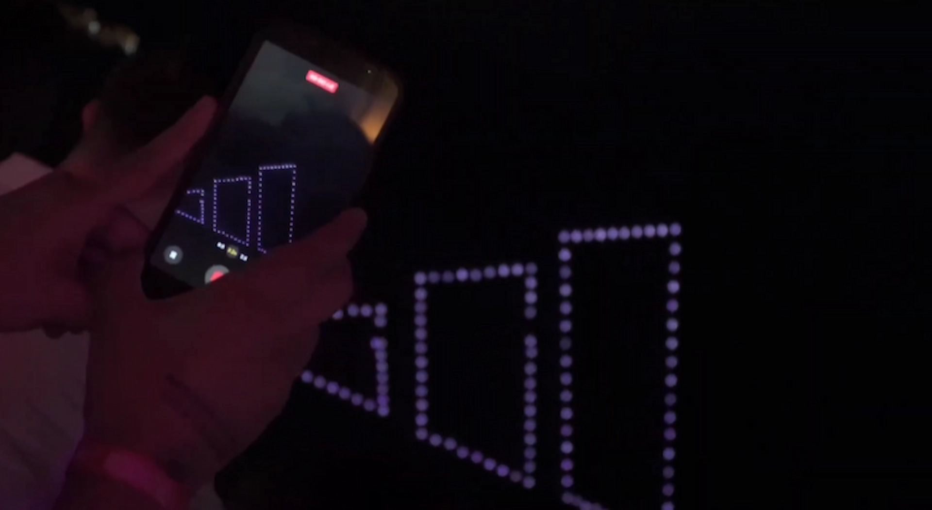 Logo de adidas hecho con drones siendo fotografiado