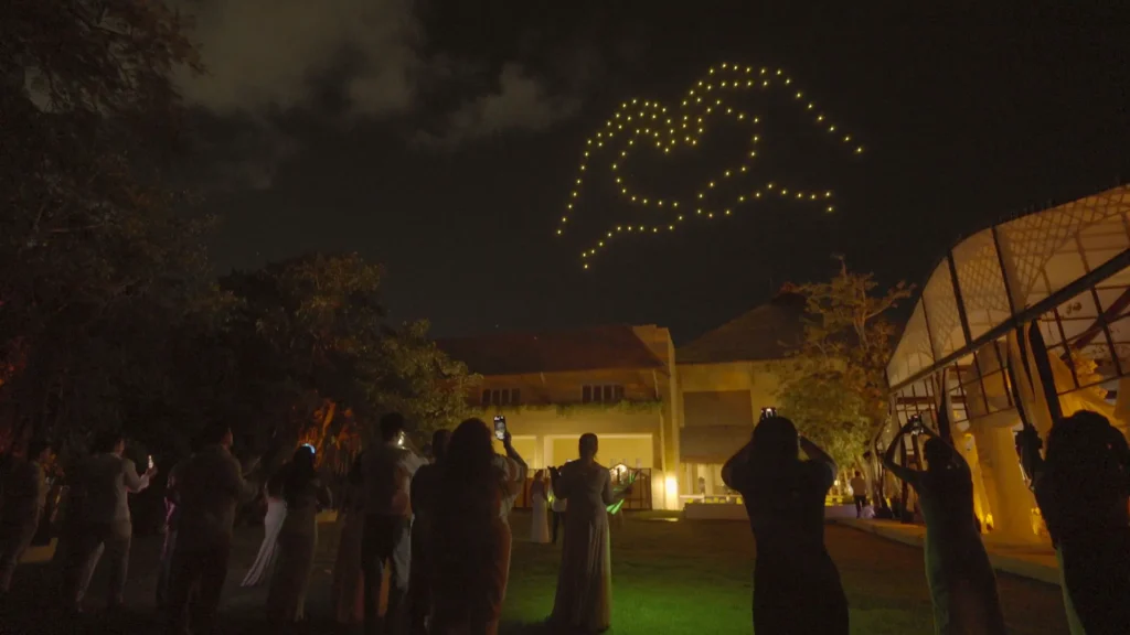 Show de drones dibujando manos de corazón en el cielo