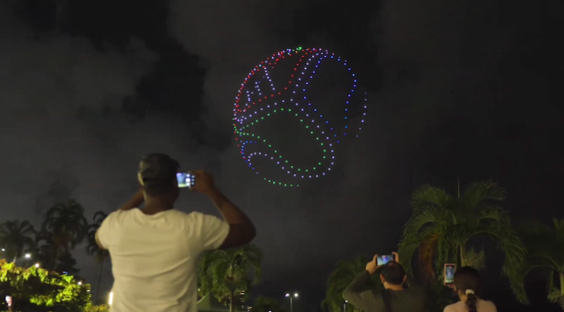 persona tomando fotografía al balón de adidas hecho con drones