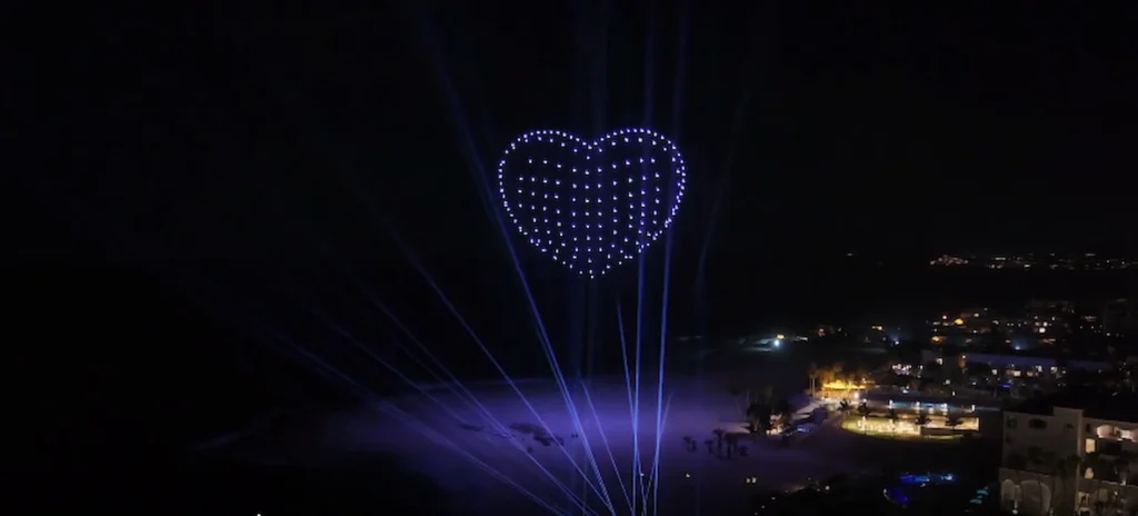Drones haciendo forma de corazón vista desde el cielo