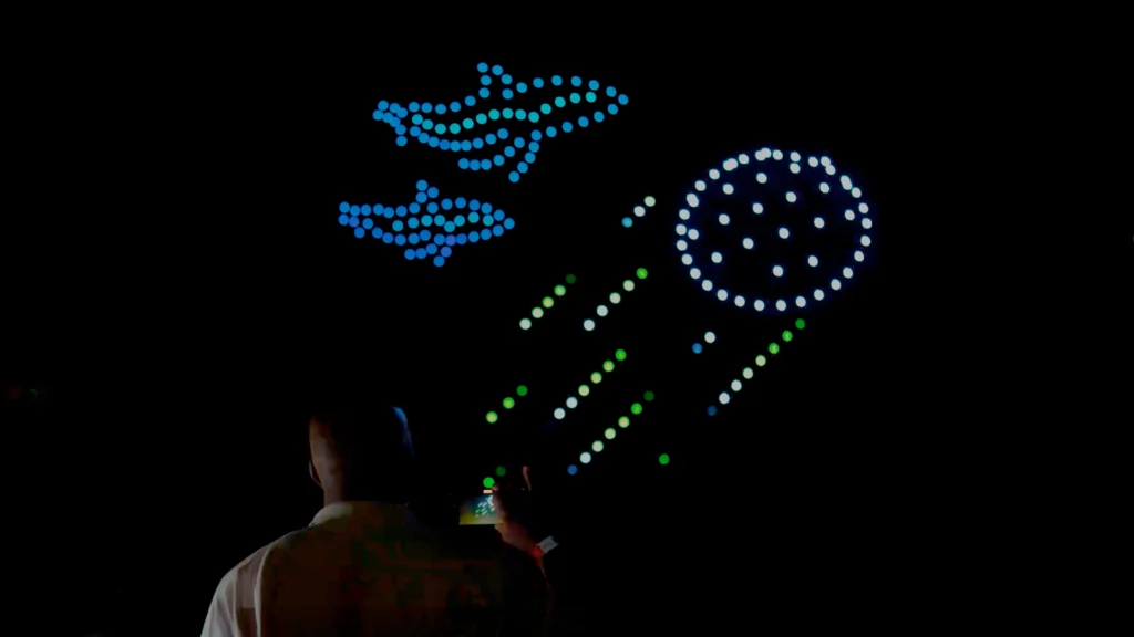 hombre observando un show de drones
