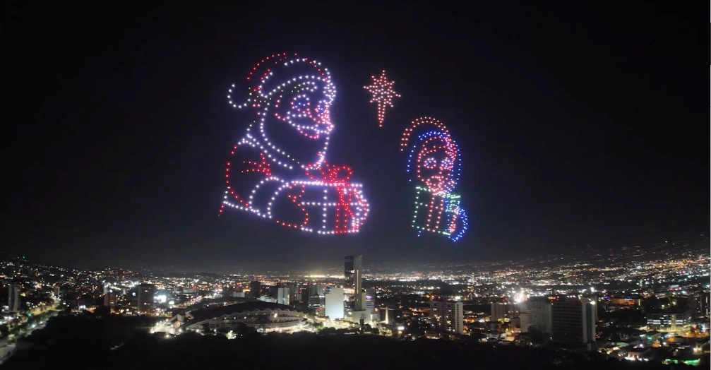 Drones haciendo forma de santa en el cielo