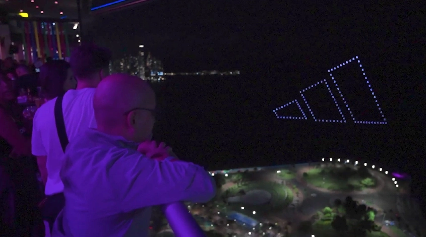 gente viendo el espectáculo de drones de adidas