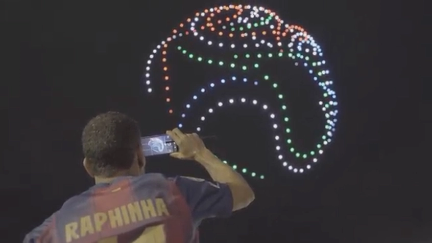 gente viendo espectáculo de drones