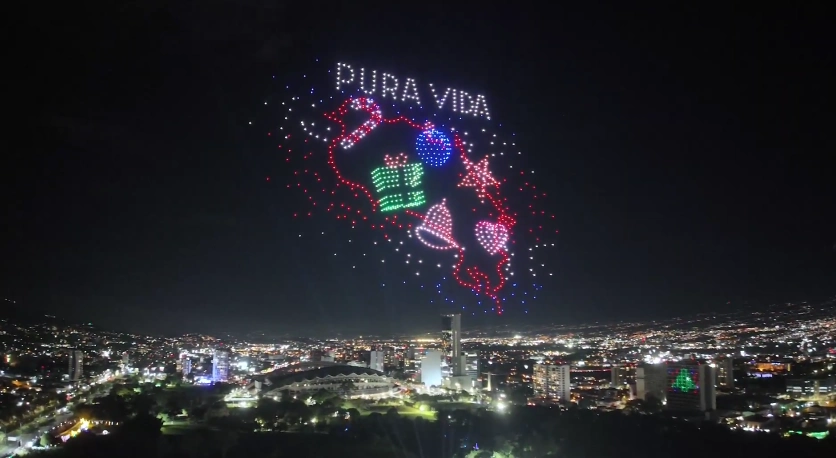 drones volando con la frase pura vida en el cielo