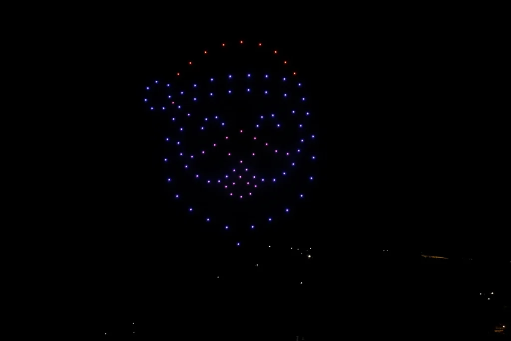 Espectáculo de drones navideños en el cielo
