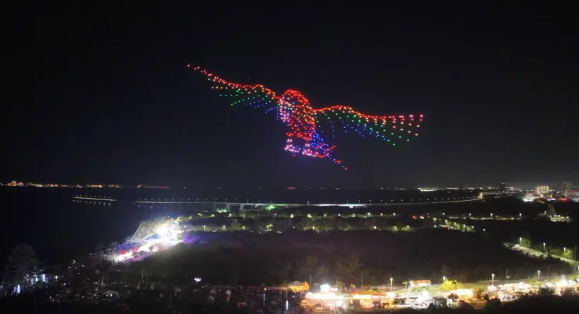 Drones volando en el cielo de cancun
