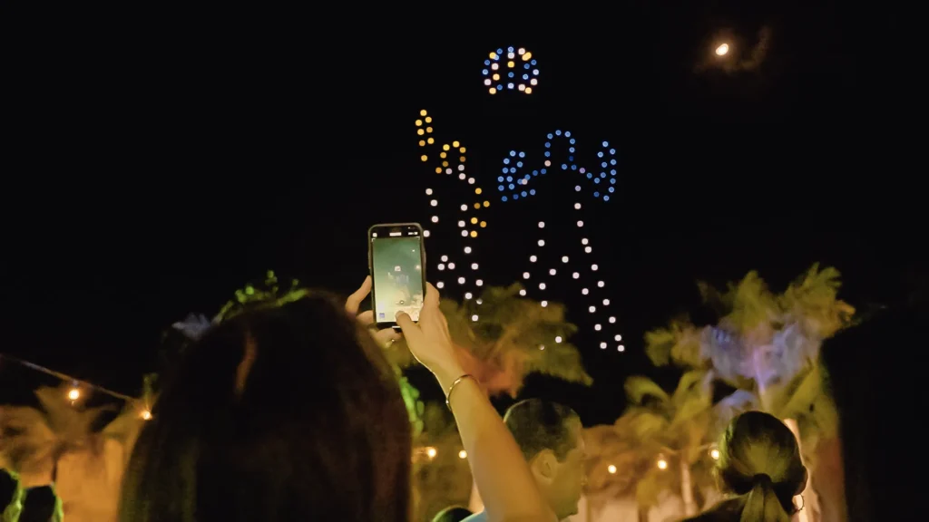 personas viendo el show corporativo de visa