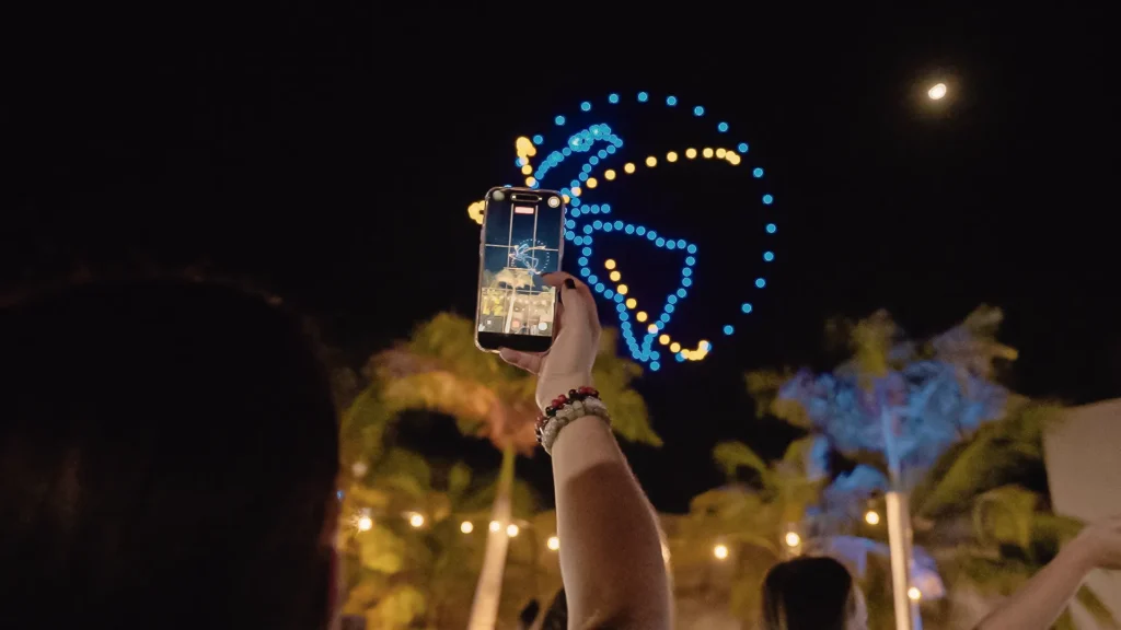 personas disfrutando el evento corporativo para visa