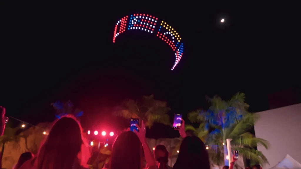 personas grabando el evento corporativo